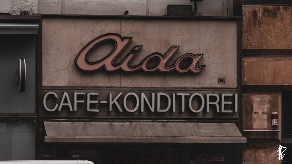 Sign des Cafés Aida mit der Aufschrift „Café-Konditorei“.